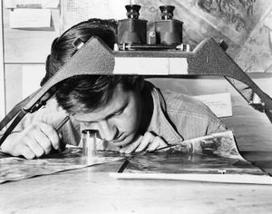 제5공군 사진 분석가가 적의 대공포 포대 위치를 설명하며 전투 폭격기 공격 계획을 세우고 있다. 1952년