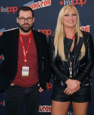 호건은 그녀가 성우로 참여한 애니메이션 TV 시리즈 China, IL의 제작자 브래드 닐리와 함께 있다.