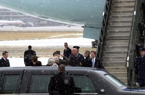 2002년 벤투라가 조지 W. 부시(George W. Bush) 대통령과 놈 콜먼(Norm Coleman)을 환영하고 있다.