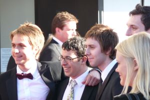 2009년의 《인비트위너스》 출연진. 왼쪽부터: 조 토마스, 사이먼 버드, 제임스 버클리, 블레이크 해리슨