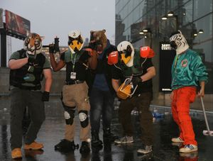 2015년 뉴욕 코믹 콘에서 '핫라인 마이애미' 캐릭터 코스프레를 하는 사람들