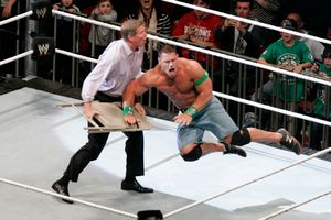 로리네이티스가 권위자로 출연하는 역할의 마지막은 존 시나와의 대립으로 이어졌다.