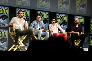 (왼쪽부터: 재커리 리바이, 애셔 엔젤, 잭 딜런 그레이저, 데이비드 F. 샌드버그가 2018년 샌디에이고 코믹콘에서 샤잠!을 홍보하고 있다.)