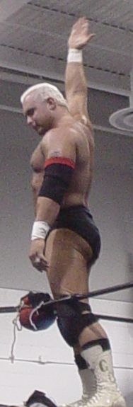 2005년 NWA 사이버스페이스 쇼에서 턴버클에 서 있는 캔디도