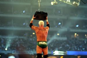 미스터 케네디가 머니 인 더 뱅크 래더 매치에서 승리하기 위해 가방을 잡고 있다.