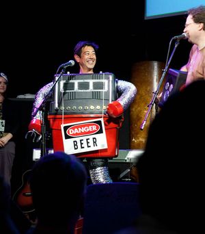 2010년 W00tstock에서 "BeerBot" 로봇 의상을 입은 이마하라