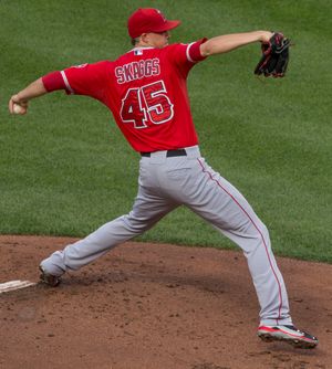 한 남자가 투구를 준비하는 사진