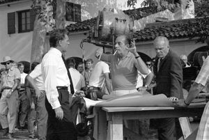 버튼(왼쪽)은 촬영 중 미넬리(담배를 든)와 대화하고 있다.