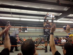 팀 3D(더 더들리 보이즈)가 2014년 뉴욕주 워터타운에서 케빈 스틴과 제이슨 액스를 꺾고 2CW 태그팀 챔피언십 타이틀을 획득한 후 포즈를 취하고 있다.