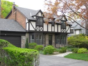 험버 밸리 빌리지 지역의 주택. 험버 밸리 빌리지 개발은 20세기 초에 시작되었다.