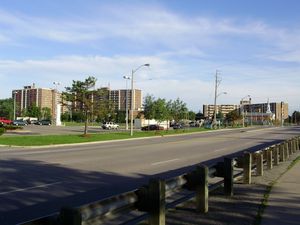 스미스필드의 아파트 건물. 북부 이토비코의 대부분 지역은 제2차 세계 대전 이후에 건설되었다.