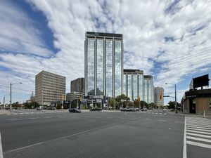 블루어 이즐링턴 플레이스는 이즐링턴–시티 센터 웨스트에 위치한 상업 중심지이다.