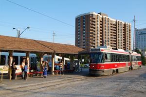 토론토 교통국(TTC) 노면 전차가 롱 브랜치 루프에 있다.