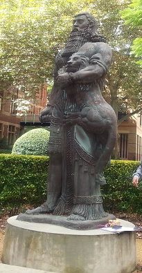 현대 길가메시 동상이 시드니 대학교에 서 있다.