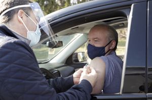 코로나19 백신을 접종받는 오툴