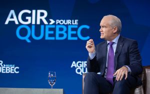 오타와 행사에서 연설하는 오툴, 2021년 5월