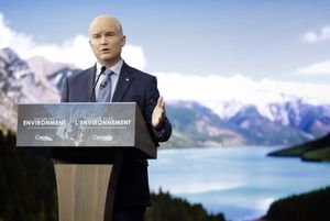 보수당의 환경 정책에 관해 기자 회견을 하는 오툴