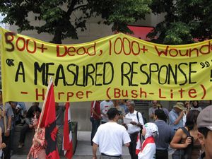 2006년 이스라엘-레바논 분쟁에 대한 하퍼의 대응을 비판하는 토론토 시위 배너