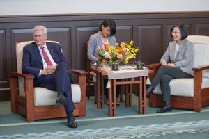 2019년 대만에서 차이잉원과 함께 있는 하퍼