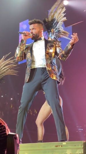 2020년 그의 Movimiento 투어에서 "Livin' la Vida Loca"를 공연하는 마틴