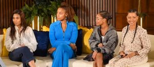 레이(왼쪽에서 두 번째)가 공동 출연 배우 레지나 홀과 마르사이 마틴, 감독 티나 고든 치즘과 함께 리틀에 대해 논의하고 있다.