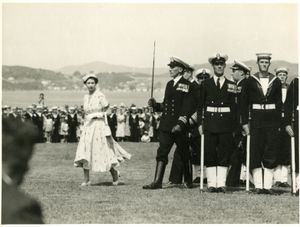 엘리자베스 2세의 공적, 사적 생활을 다룬 넷플릭스 드라마 더 크라운.