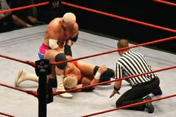 홀리가 미스터 케네디에게 암바를 걸고 있다.