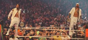 레슬매니아 34에서 스맥다운 태그 팀 챔피언으로서의 디 우소스