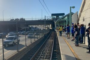 호손/레녹스 역에서 램스 팬들