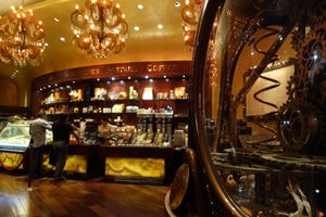 2013년 포그라운드에 초콜릿 시계가 있는 파야드 파티세리 & 비스트로 내부