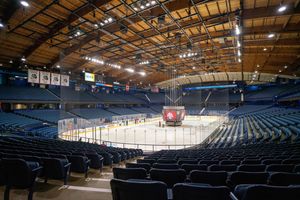 2022년 칼더 컵 결승전 1차전을 앞두고 하키 경기장 설치