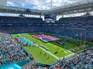 마이애미 돌핀스가 클리블랜드 브라운스를 상대하기 전 국가 연주 중인 하드록 스타디움 (2022년 11월)