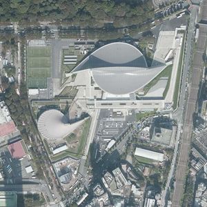 경기장의 항공 사진 (2019년 11월 1일 촬영)국토교통성 국토지리원 지도・항공사진 열람 서비스의 항공 사진을 기반으로 제작