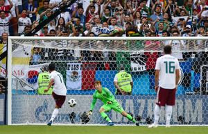 카를로스 벨라의 페널티 킥을 방어하려는 조현우.