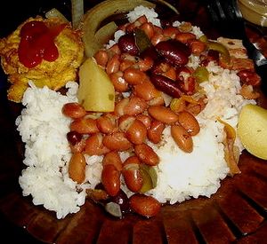 코시나 크리올라는 섬의 스페인 거주자들에게서 유래되었다.