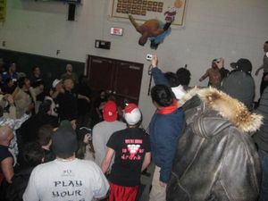 2008년 1월 19일 저지 시티에서 열린 Jersey All Pro Wrestling 이벤트 Reclaiming Hudson에서 하트가 풀업 바에서 문설트를 하는 모습.