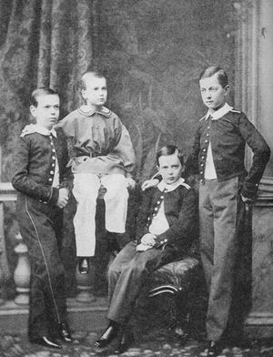 네 형제 (왼쪽부터: 알렉산드르, 알렉세이, 블라디미르와 황태자 니콜라이). 사진 세르게이 르보비치 레비츠키.