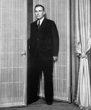 폴 루카스는 릴리언 헬만의 오리지널 브로드웨이 프로덕션에서 쿠르트 뮬러 역을 맡았다. <i>라인강의 감시(1941)