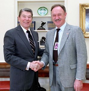 해크먼 (오른쪽)과 로널드 레이건 대통령 (1987년)