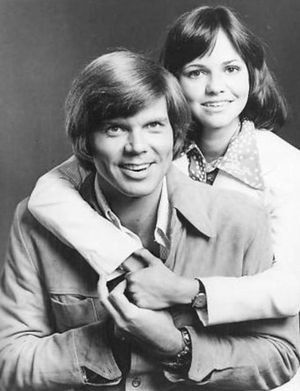 필드와 존 데이비슨은 NBC의 The Girl with Something Extra(1973)에 출연