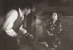 닥 (버트 랭커스터)이 로라 (셜리 부스)를 칼로 위협한다.