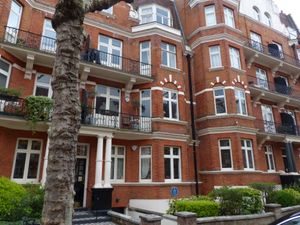 기니스가 태어난 런던 메이다 베일의 로더데일 맨션 사우스 155번지