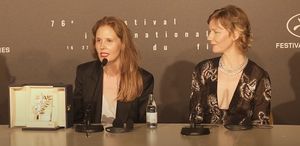 트리에와 휠러, 영화의 황금종려상을 들고 2023년 칸 영화제에서