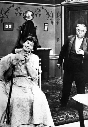 스웨덴 하녀 스위디로 분한 비어리 (1914)