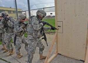 제503 보병 연대 소속 공수부대원이 2014년 이탈리아 비첸차에서 훈련 중 M500을 사용해 문을 열고 있다.