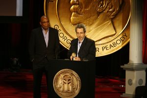 파리 바클리와 워렌 라이트가 제69회 피보디상에서 인 트리트먼트를 위해