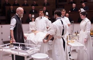 드라마의 한 장면. 왼쪽에서 두 번째가 주연인 클라이브 오웬.