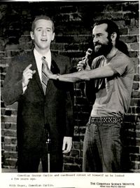 1973년경의 칼린, 1960년대 모습의 판지 컷아웃과 함께