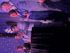 왼쪽부터: 재클린 스튜어트, 데이브 카거, 벤 맨키비츠, 알리샤 말론, 에디 뮬러 (할리우드 루즈벨트 호텔(2024년 4월))