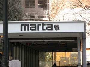 애틀랜타 지하철의 피치트리 센터역(Peachtree Center station)에 설치된 라이트